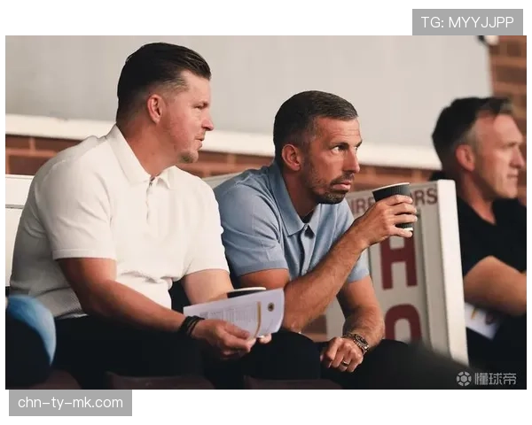 镜头之外：狼队主帅加里·奥尼尔因对一次压迫判罚不满，在场边与第四官员激烈交流